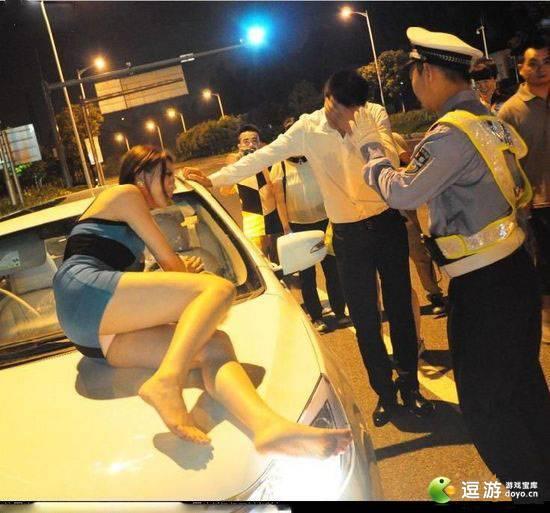爆乳海归女酒后“调戏”交警