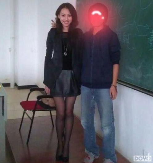 学生偷拍女老师黑丝照
