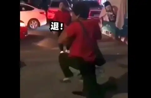 抖音大妈退退退的表情包动图无水印分享