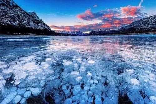 把她按在桌上疯狂顶撞 宝宝我们去楼梯上做吧