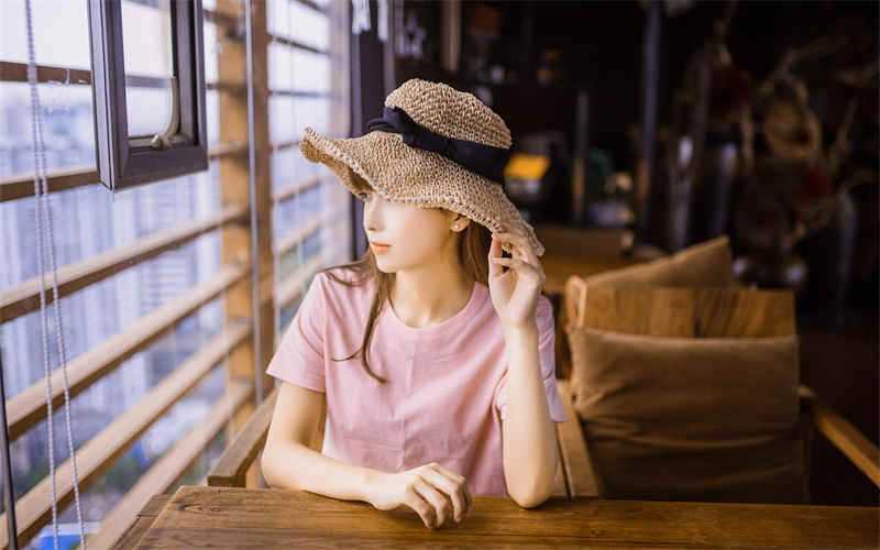 恶汉眼里的小桃花若欢:在餐桌下的手太快了