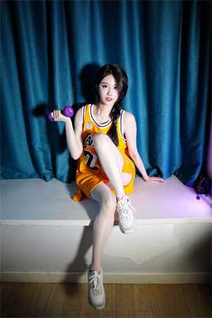 大胸校花莹莹被老头糟蹋,躲在桌子底下吃