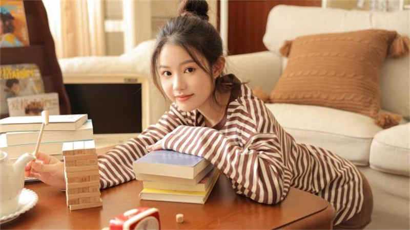 我被十几个男人一起做- 他手指来回在花缝里戳到